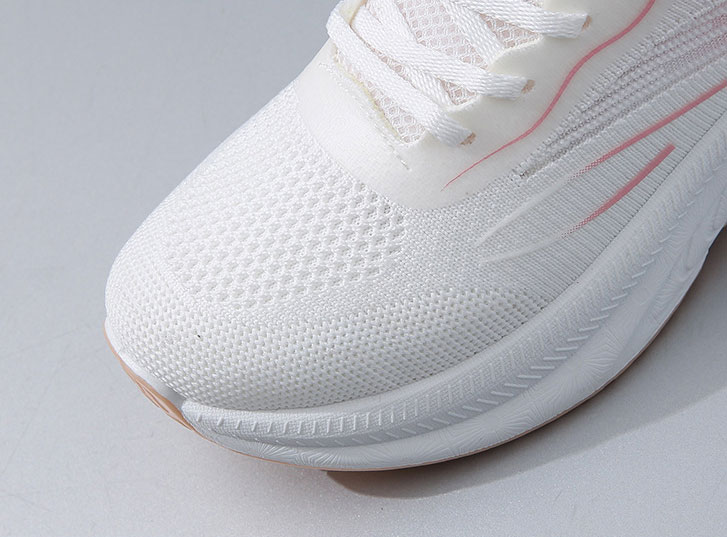 부드러운 니트 소재와 둥근 앞코